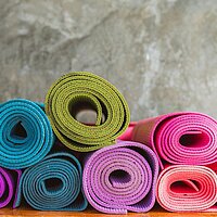 Yoga auf und am Stuhl (50 plus)