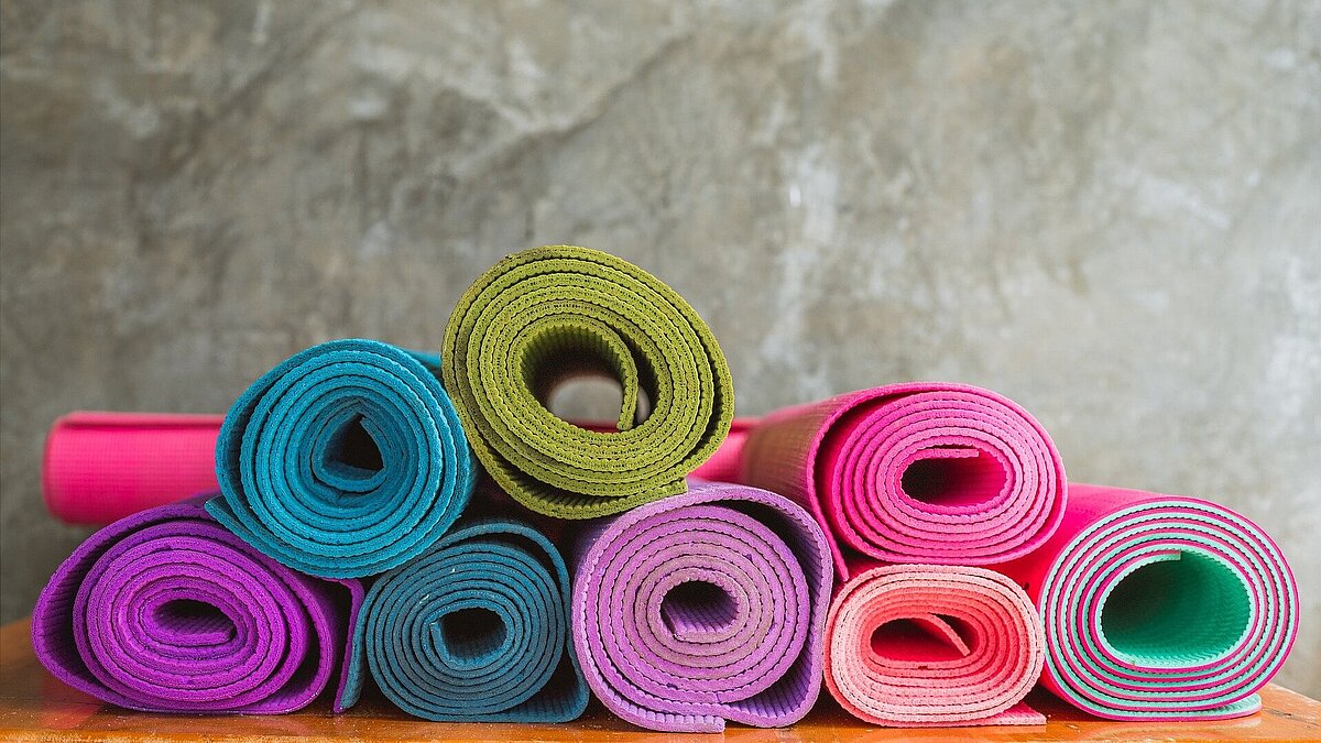 Yoga auf und am Stuhl (50 plus)