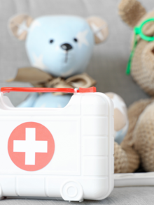 erste Hilfekasten und verletzte Kuschelteddys