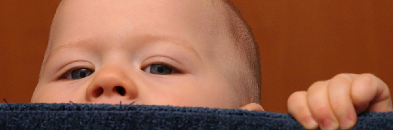 Baby schaut neugierig