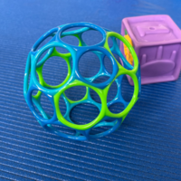 ein Spielball und ein Würfel auf einer Matte
