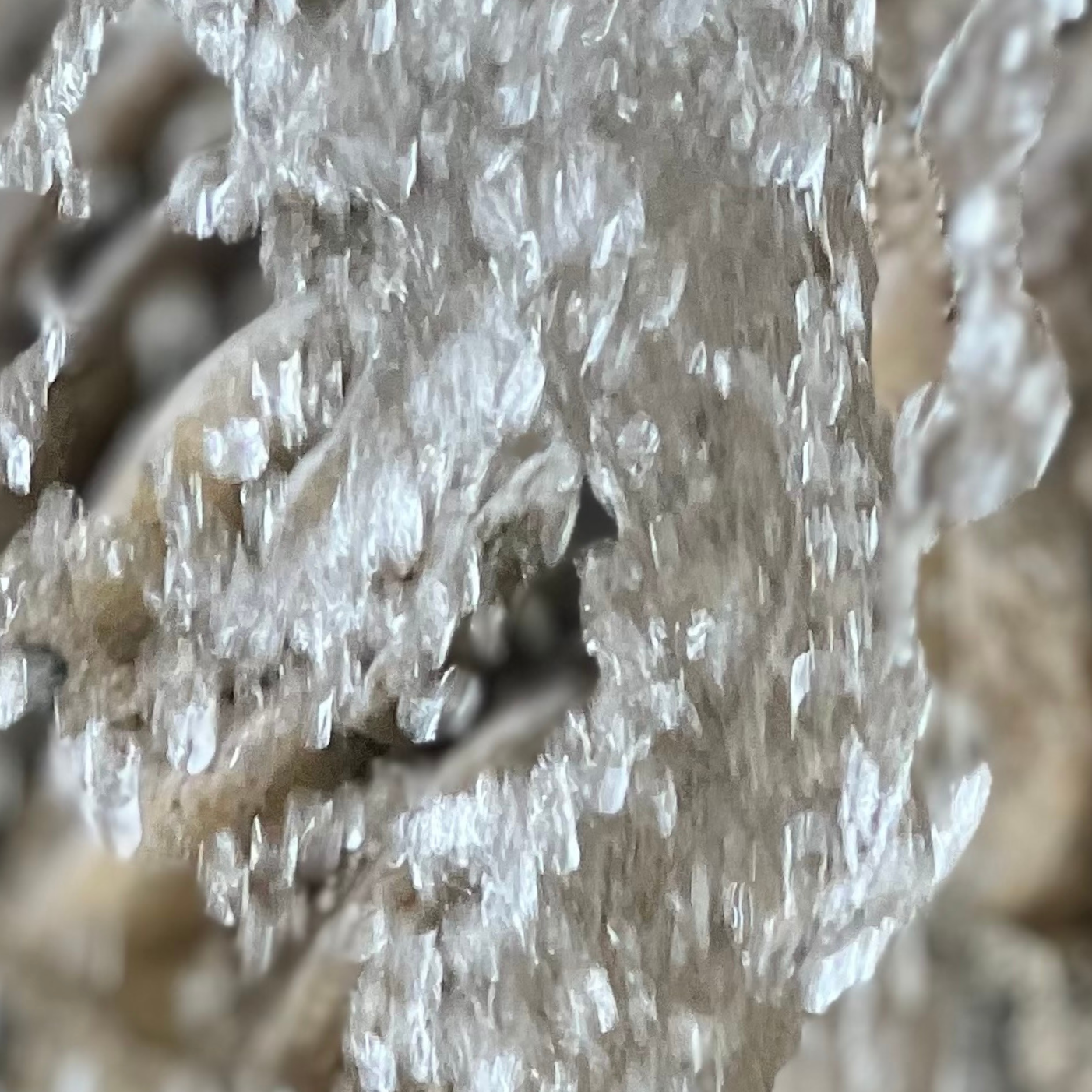 Wasser eines Brunnens mit Kieseln