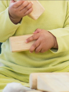 drei Bilder mit Spielzeug und Kleinkindern 