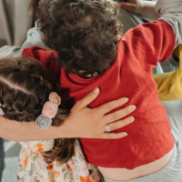 3 bilder: Kinderschuhe, die Dreck auf den Teppich machen, eine Mutter, die ihre Kinder umarmt, chaotische Wäsche aus einer offenen Schublade