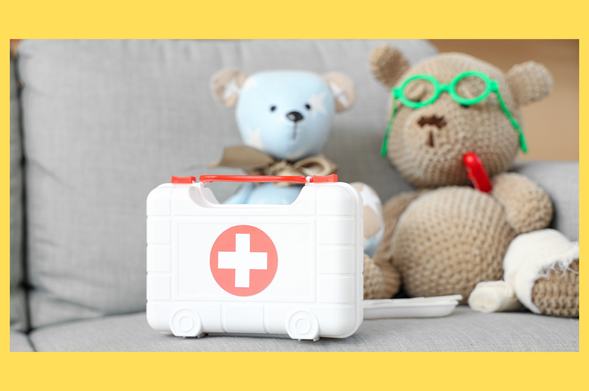 erste Hilfekasten und verletzte Kuschelteddys