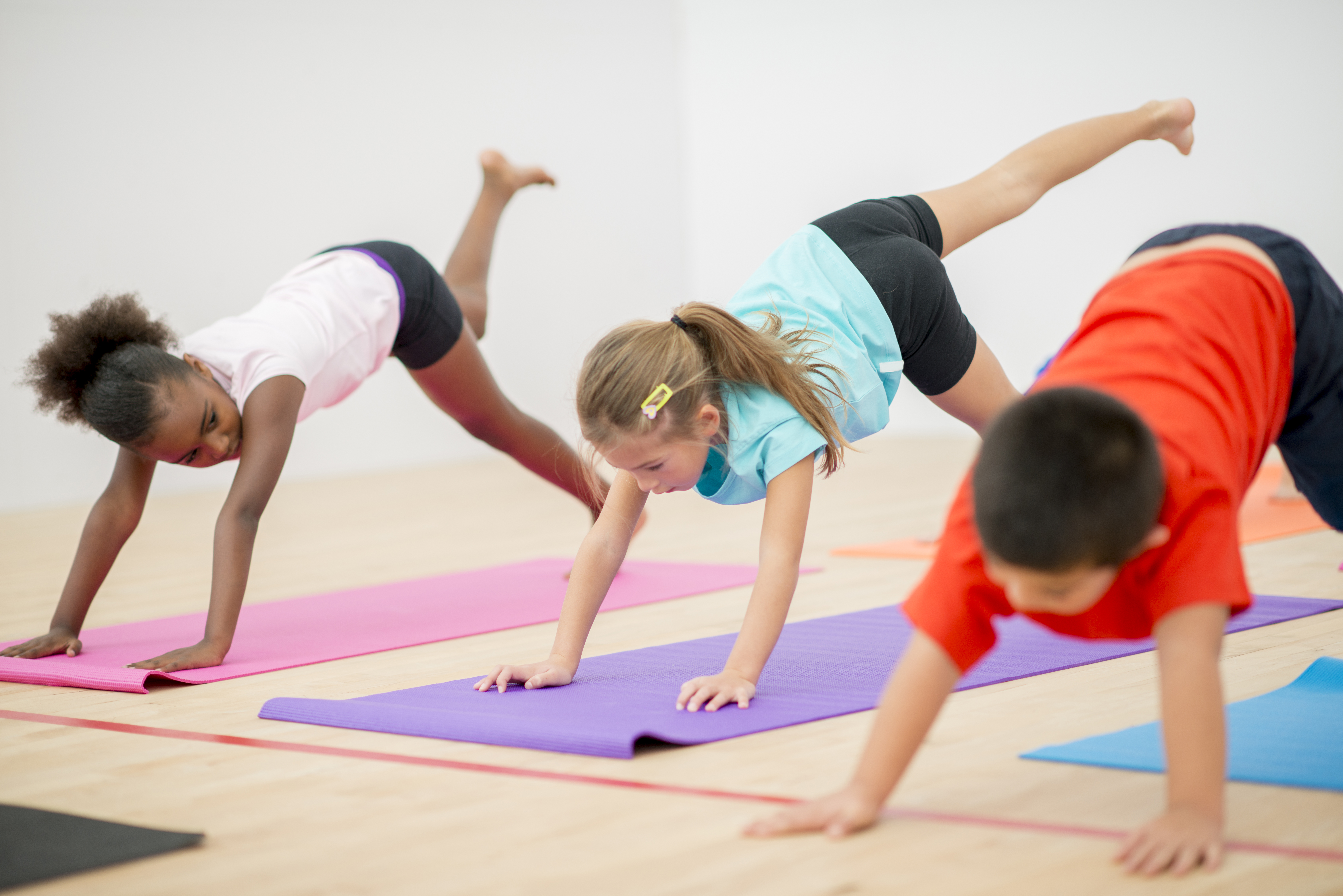 Kinder, die Yoga machen