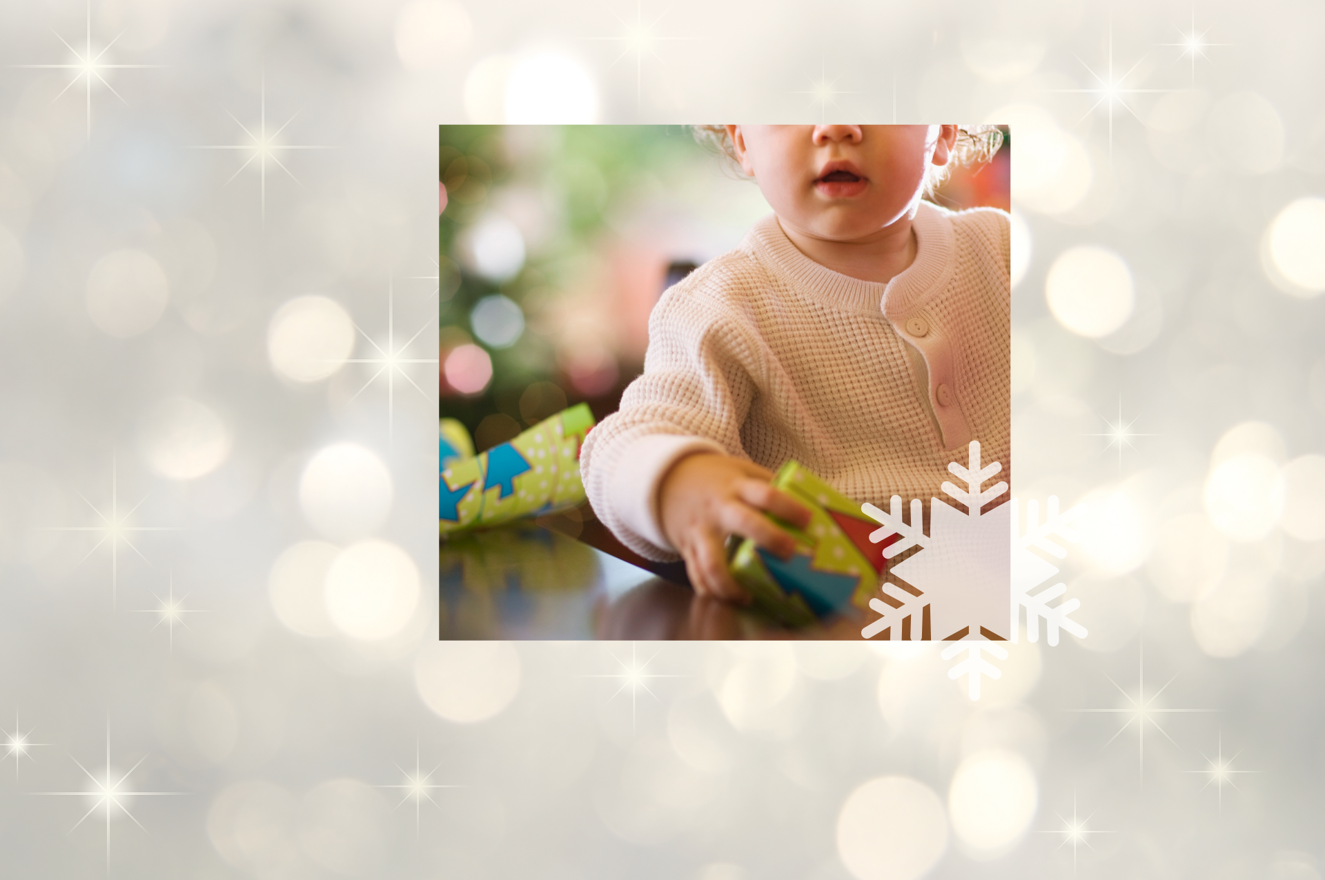 Kleinkind mit Weihnachtspäckchen